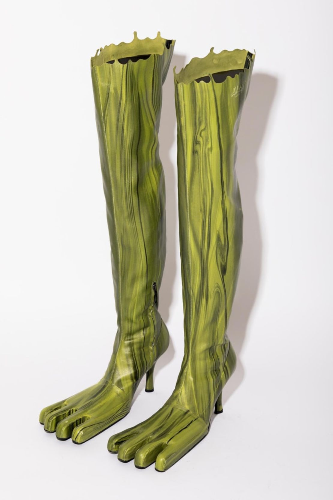 Las botas de color verde lima de AVAVAV exageran los dedos del usuario para conseguir un efecto surrealista. Crédito: Leonardo Casalini