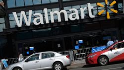 CNNE 1208836 - caen los ingresos y las acciones de walmart