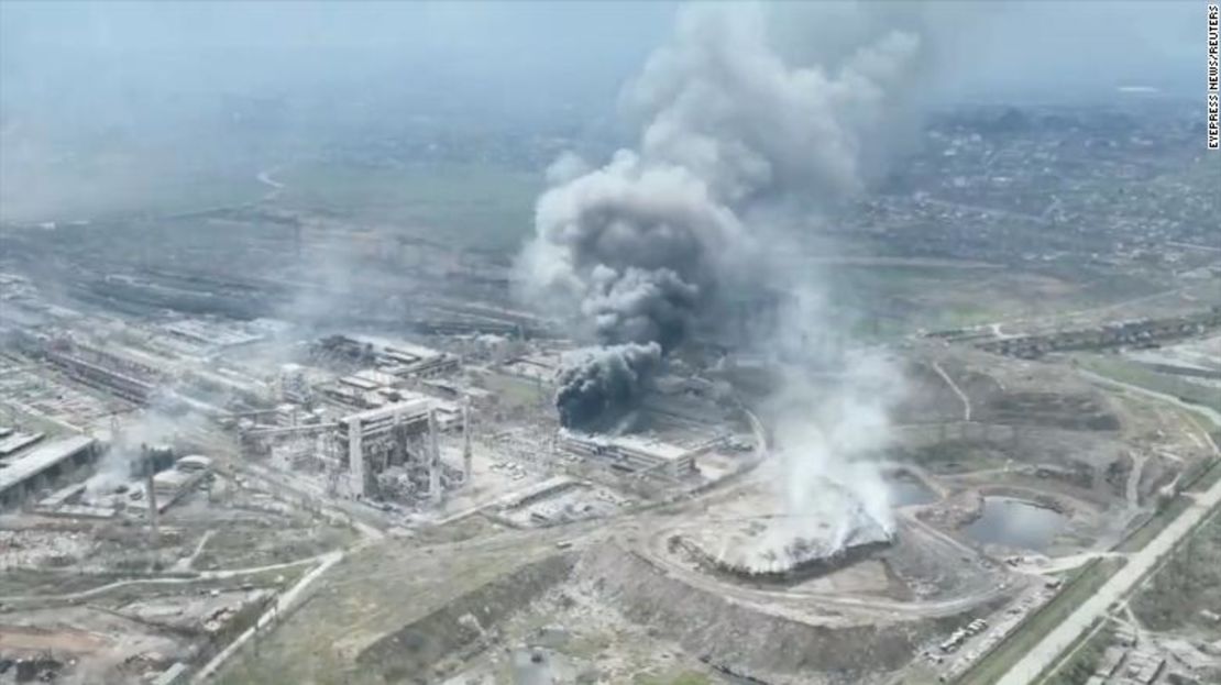 Una imagen de un dron publicada por el Ayuntamiento de Mariúpol el lunes 18 de abril muestra una gran columna de humo que se eleva desde la planta siderúrgica de Azovstal.