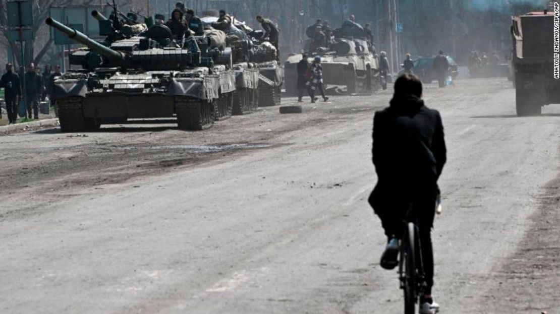 Las fuerzas rusas se ven en las calles de Mariúpol el 15 de abril de 2022.