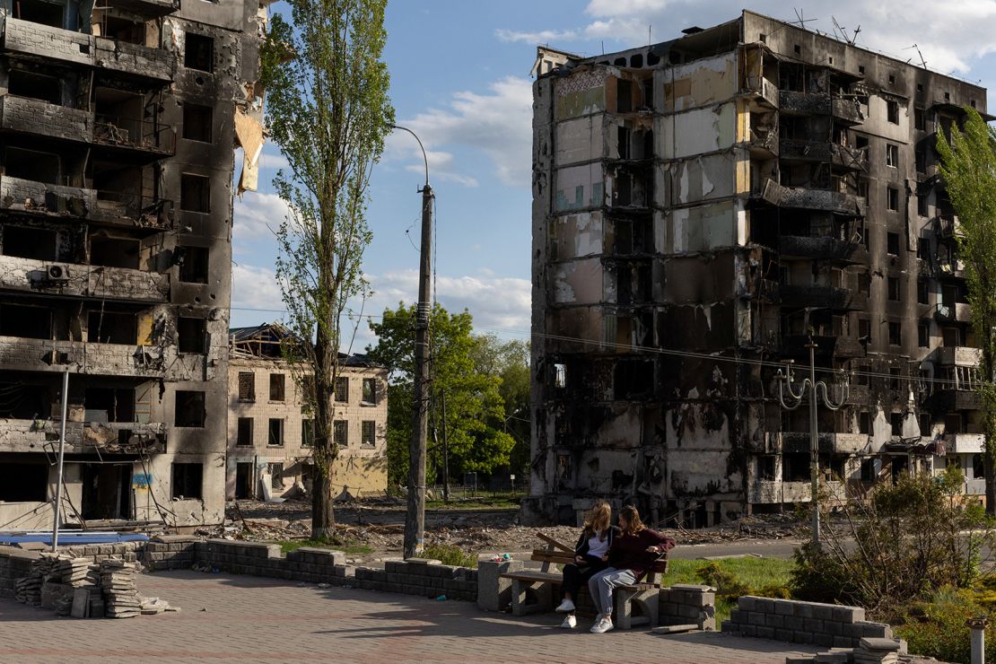 Dos niñas sentadas en una plaza pública frente a edificios destruidos en Borodyanka, en las afueras de la capital ucraniana de Kyiv, Ucrania, el 16 de mayo.