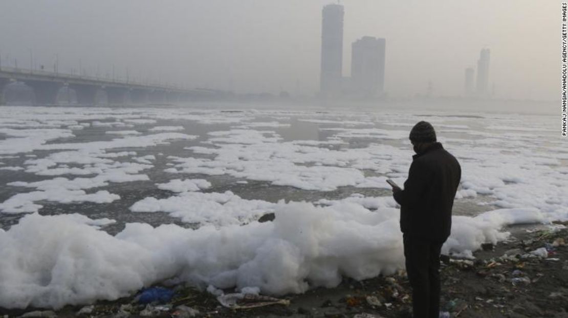 Una espesa espuma tóxica flota en el río Yamuna en Nueva Delhi, la India, el 24 de enero de 2022.