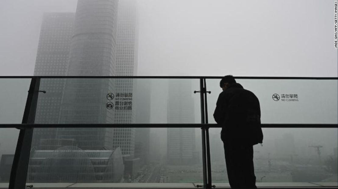 Un hombre en un balcón un día contaminado en Beijing el 5 de noviembre de 2021.