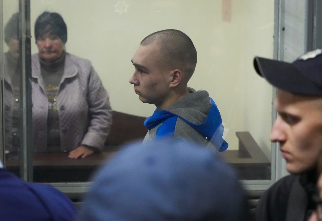 El sargento del ejército ruso Vadim Shishimarin, de 21 años, es visto tras un cristal durante una vista judicial en Kyiv, Ucrania, el 18 de mayo.