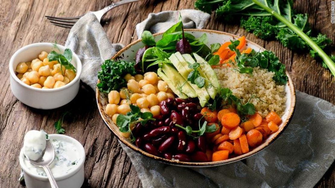 Un bol de Buda con quinoa y garbanzos puede ser una alternativa saludable a los alimentos ultraprocesados.