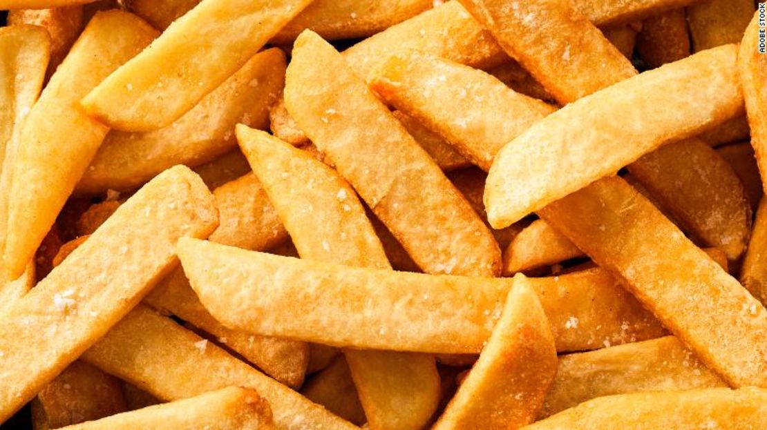 Los expertos en nutrición sugieren comprar el tamaño más pequeño de papas fritas o que se comparta una ración con otra persona.