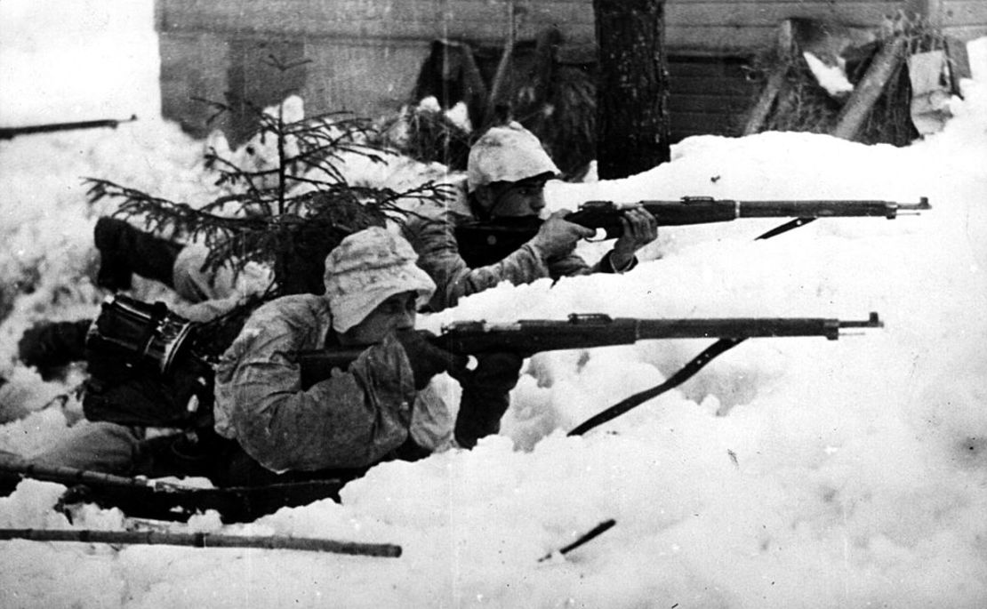 Tropas finlandesas preparadas en la frontera ruso-finlandesa el 12 de octubre de 1939, durante la Guerra de Invierno.