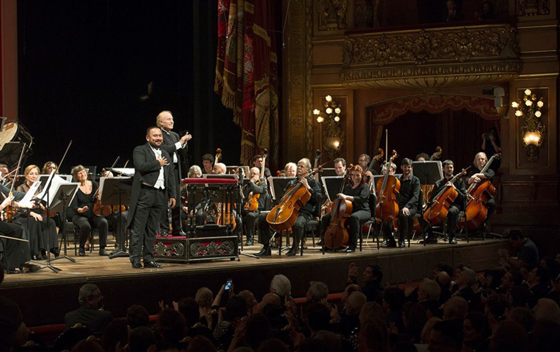 Camarena con la Filarmónica en su debut en el Teatro Colón. (Foto: @Arnaldo Colombaroli).