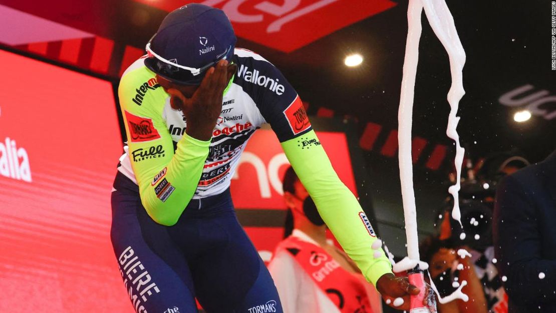 Biniam Girmay se golpeó accidentalmente el ojo izquierdo con un corcho tras su victoria en la 10ª etapa del Giro de Italia.