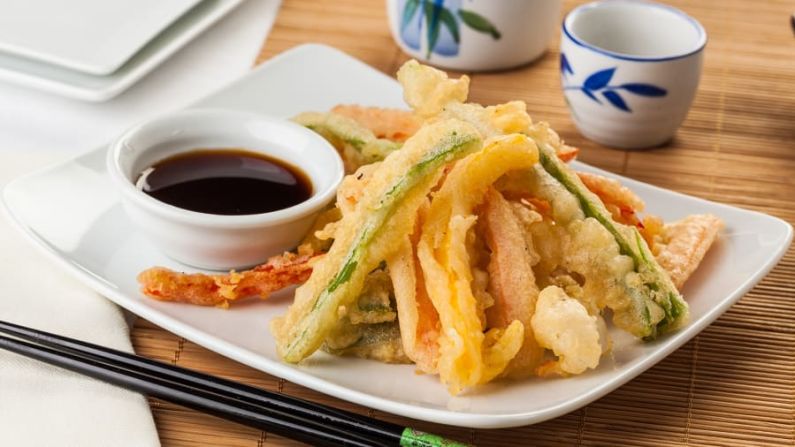 Tempura (Japón): La tempura es un platillo de verduras fritas en un ligero rebozado y servidas con salsa de soja. Haz clic en la galería para ver más platillos fritos de todo el planeta. Crédito: Hansgeel/Adobe Stock