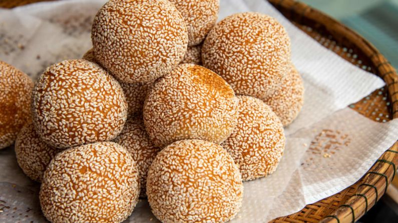 Banh cam (Vietnam): elaboradas con harina de arroz glutinoso tierno y rellenas de pasta de frijol mungo, las bolas se pasan por semillas de ajonjolí y se fríen. El banh ran es una variante similar que se encuentra en el norte de Vietnam. Crédito: Paul Biris/Moment RF/Getty Images
