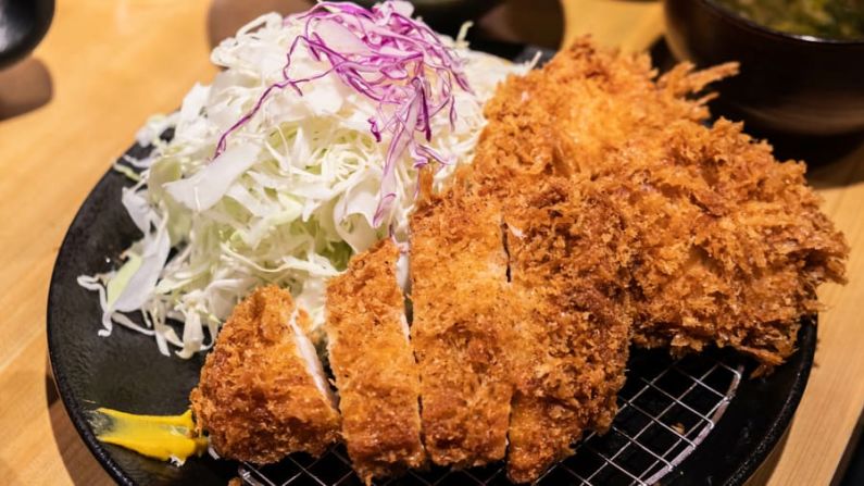 Katsu (Japón): Estos filetes de pollo empanizados con panko son un elemento básico de muchas comidas, servidas sobre arroz o con curry. En la foto, una chuleta de cerdo frita, llamada tonkatsu, con ensalada de col blanca. Crédito: Skyimages/Adobe Stock