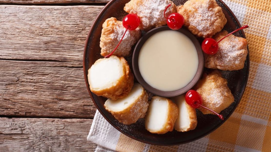 La leche frita se sirve con cerezas.Crédito: FomaA/Adobe Stock