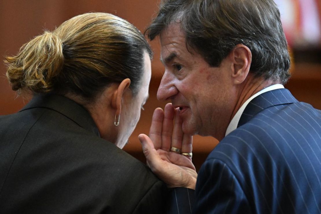 Johnny Depp habla con su abogado Ben Chew en la sala del Tribunal de Circuito del Condado de Fairfax en Fairfax, Virginia, el 3 de mayo de 2022.