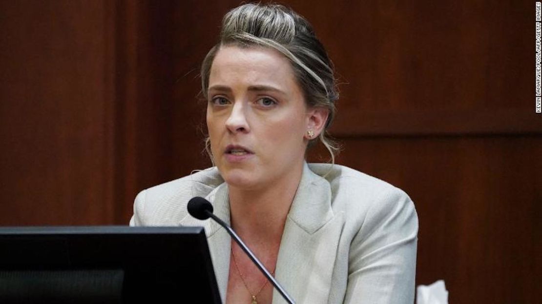 Whitney Henriquez, hermana de la actriz Amber Heard, testifica en el estrado durante el juicio por difamación de Johnny Depp contra su exesposa. Mayo 18 de 2022.