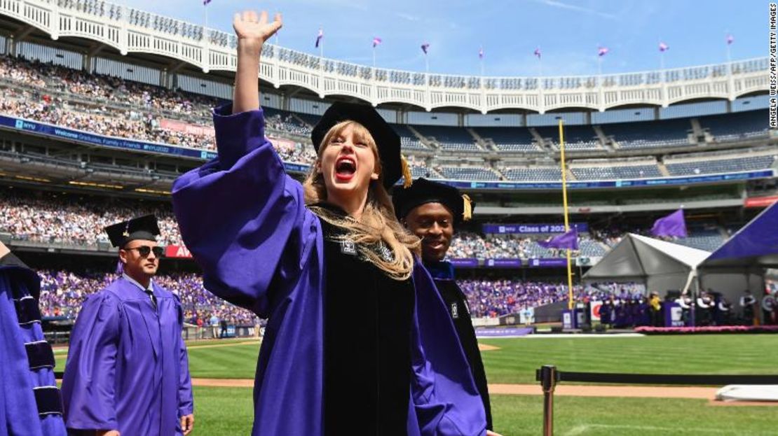 Taylor Swift saluda a los estudiantes que se gradúan durante la ceremonia de graduación de la clase de 2022 de la Universidad de Nueva York. (Photo by Angela Weiss / AFP)