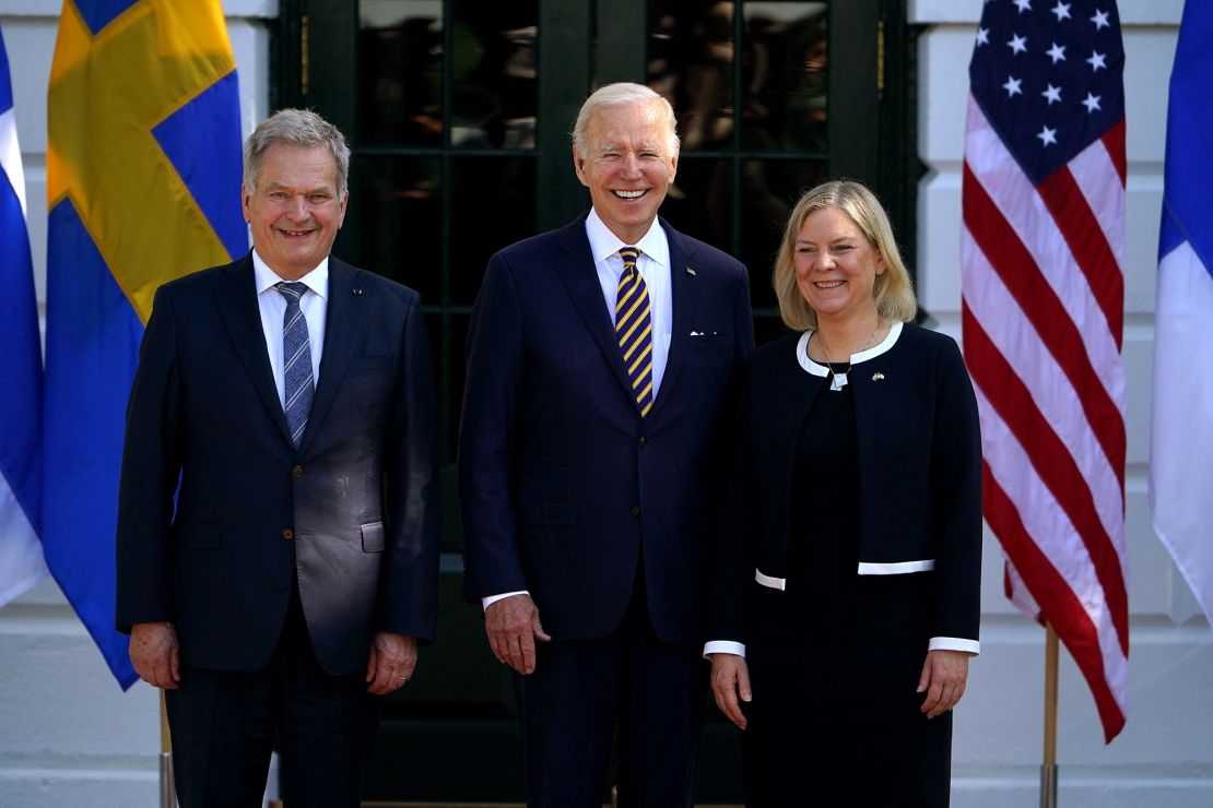El presidente de EE.UU. Joe Biden, en el centro, recibe al presidente de Finlandia Sauli Niinisto, a la izquierda, y a la primera ministra de Suecia, Magdalena Andersson, a la derecha, en la Casa Blanca en Washington, DC, el 19 de mayo.