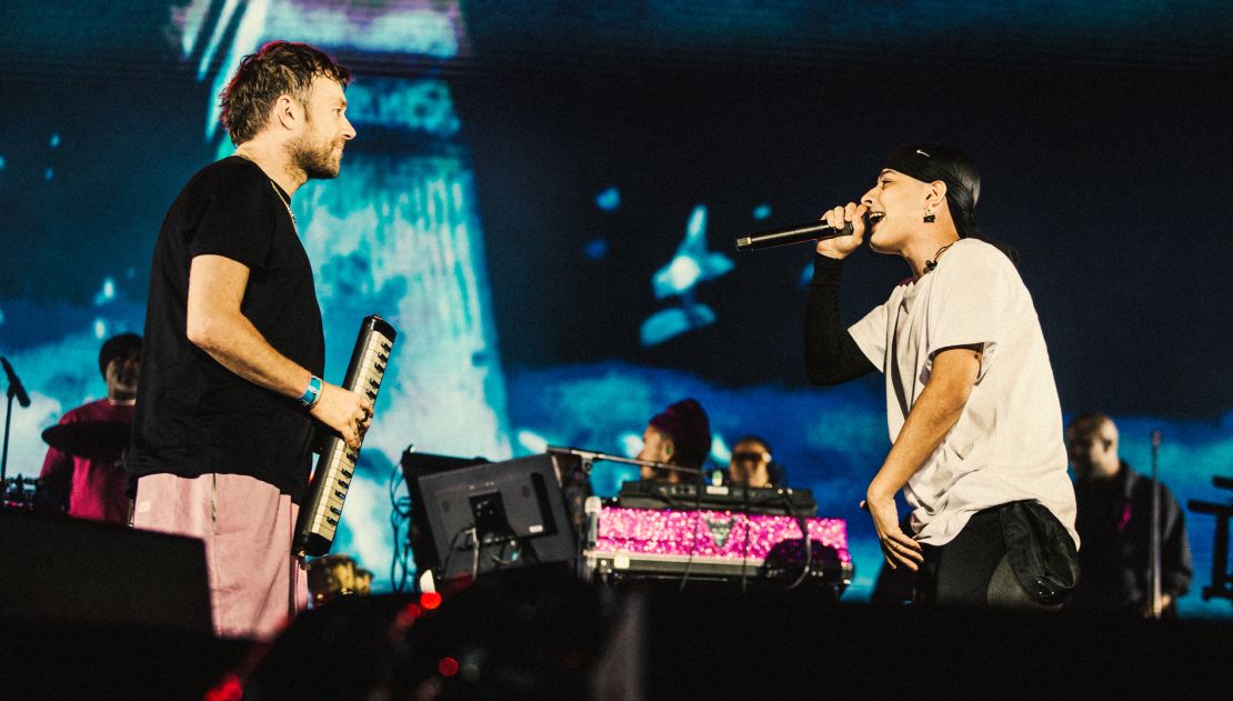 Damon Albarn, vocalista de Gorillaz, y Trueno durante el Festival Quilmes Rock en Argentina.