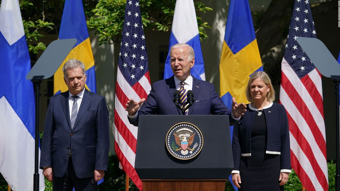 El presidente estadounidense Joe Biden, flanqueado por la primera ministra de Suecia Magdalena Andersson y el presidente de Finlandia Sauli Niinistö, habla en el Jardín de las Rosas tras una reunión en la Casa Blanca en Washington, DC, el 19 de mayo de 2022