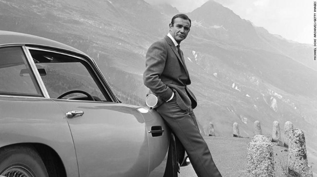 El actor Sean Connery posa como James Bond junto a un Aston Martin DB5 en una escena de 'Goldfinger' en 1964.