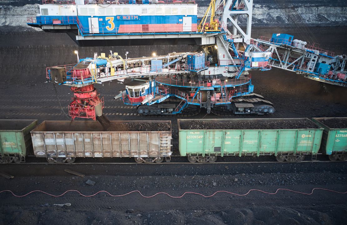 La mina de carbón a cielo abierto Borodinsky, que produce 22 millones de toneladas al año, junto al pueblo de Borodino, en el distrito de Rybinsk de la región de Krasnoyarsk, Rusia, el 19 de abril.