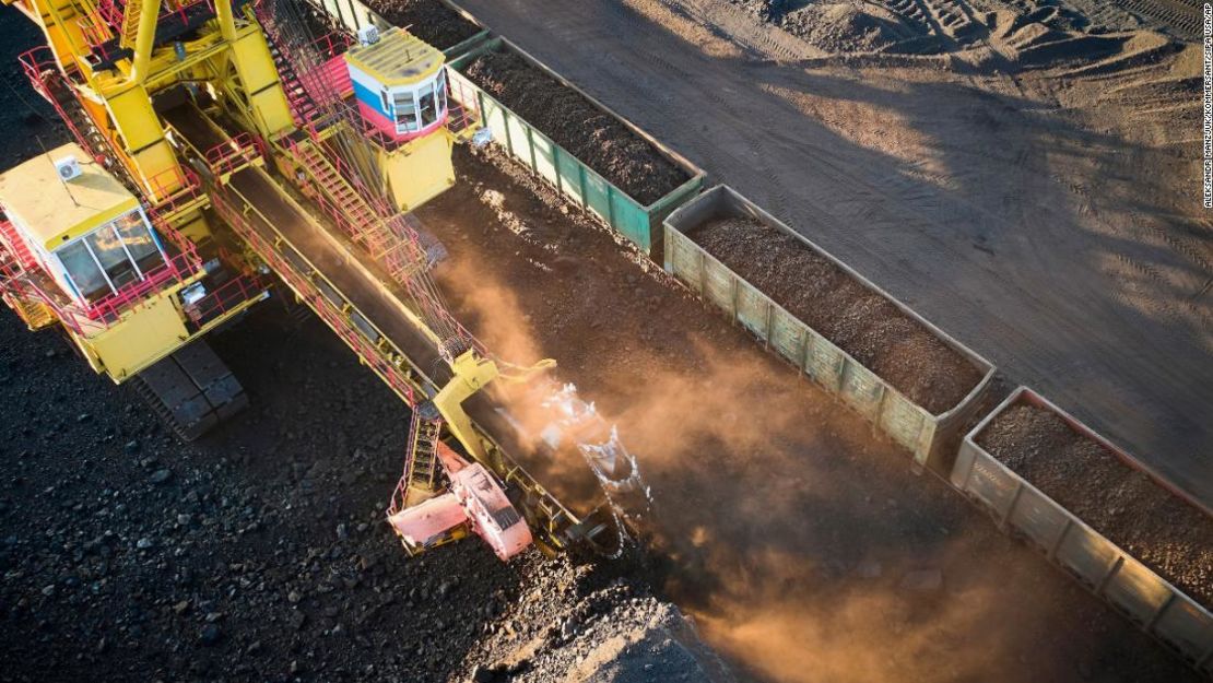 Trabajadores cargando carbón en vagones de tren en una mina de la región de Krasnoyarsk (Rusia).