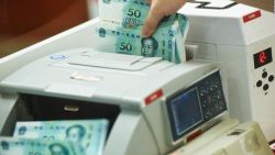 CNNE 1210846 - china recorta la tasa de interes clave mientras colapsan las ventas de viviendas