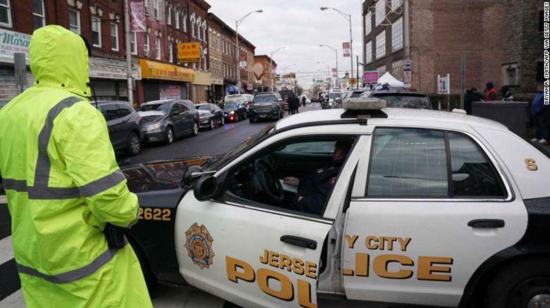 La policía se reúne en la escena de un tiroteo en una tienda de delicatessen judía el 11 de diciembre de 2019, en Jersey City, Nueva Jersey.