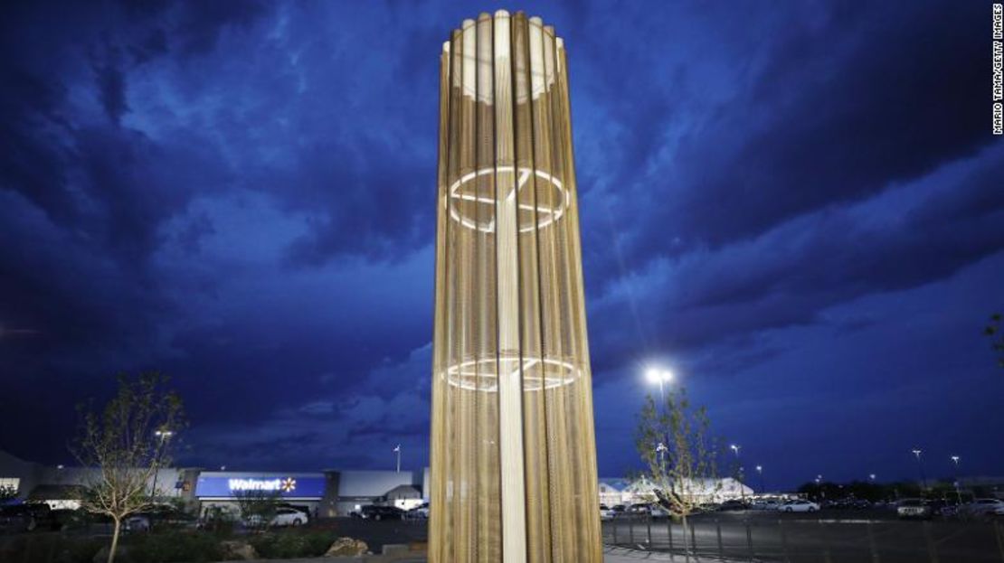 Un monumento honra a las víctimas en el estacionamiento de un Walmart en El Paso, Texas, después de un tiroteo en agosto de 2019 allí.