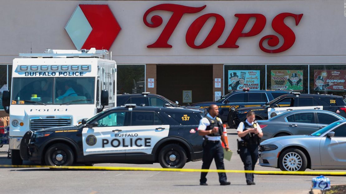 La policía en el mercado Top, el día del tiroteo, en Buffalo, Nueva York.