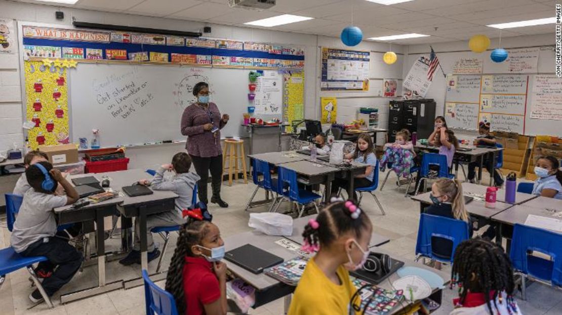 Nicole Brown, maestra de segundo grado, comienza la clase en la Escuela Primaria Tradicional Carter el 24 de enero de 2022, en Louisville, Kentucky.