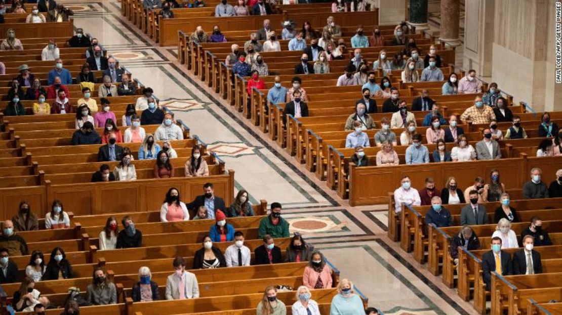 La gente asiste a la Misa del Domingo de Pascua en la Basílica del Santuario Nacional de la Inmaculada Concepción en Washington el 4 de abril de 2021.