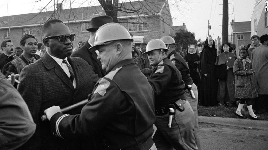 La policía bloquea a los manifestantes durante una protesta por el derecho al voto en Selma, Alabama, el 13 de marzo de 1965.