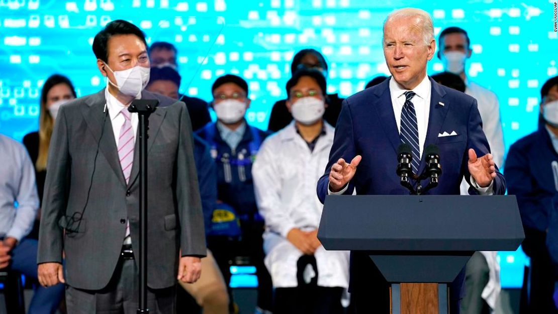 El presidente Joe Biden pronuncia comentarios con el presidente de Corea del Sur, Yoon Suk Yeol, mientras visitan el campus de Samsung Electronics Pyeongtaek, el viernes 20 de mayo de 2022, en Pyeongtaek, Corea del Sur.