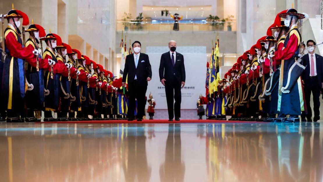 El presidente de Estados Unidos, Joe Biden, y el presidente de Corea del Sur, Yoon Suk-youl, son recibidos por una guardia de honor mientras se reúnen en una cena de Estado en el Museo Nacional de Corea en Seúl, Corea del Sur, el 21 de mayo de 2022.