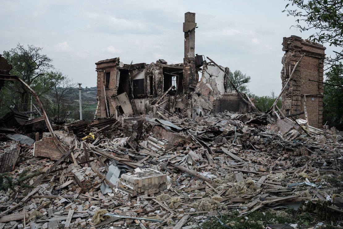 Los restos de una escuela destruida en la que las autoridades ucranianas dicen que 60 personas refugiadas en un sótano murieron después de un ataque militar ruso en la aldea de Bilogorivka, región de Luhansk, este de Ucrania, el 13 de mayo.