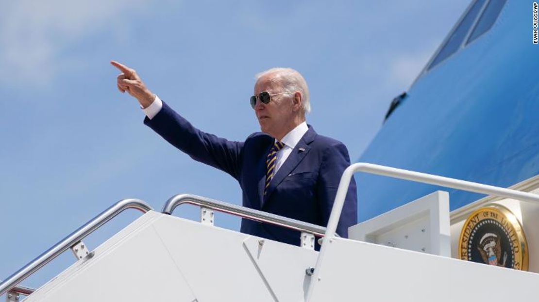 El presidente Joe Biden aborda el Air Force One para un viaje a Corea del Sur y Japón, el 19 de mayo de 2022.