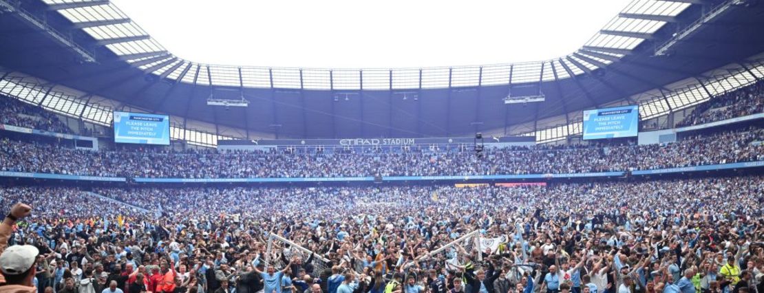 La hinchada del Manchester City invadió el campo tras la victoria. Crédito: OLI SCARFF/AFP via Getty Images