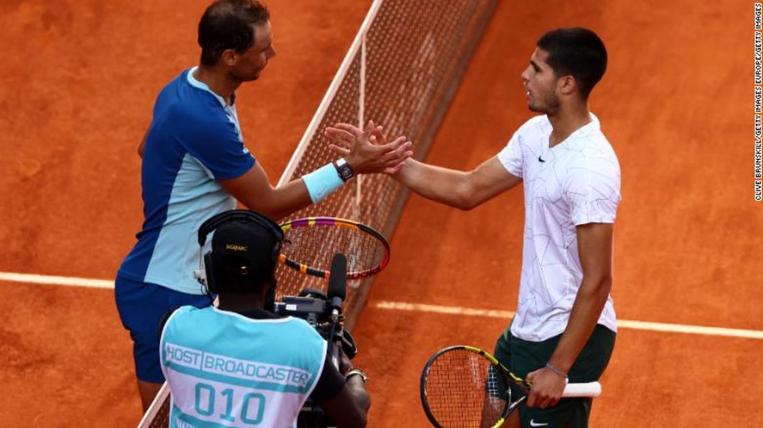 Alcaraz (a la derecha) venció a Nadal en tres sets en los cuartos de final del Abierto de Madrid a principios de mayo.