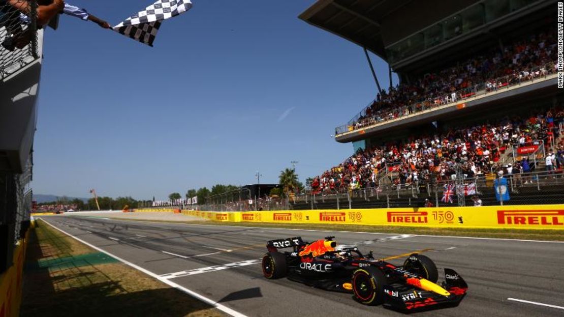 La bandera a cuadros recibe a Verstappen.