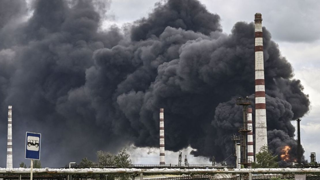 El humo se eleva desde una refinería de petróleo después de un ataque en las afueras de la ciudad de Lysychansk en la región oriental ucraniana de Donbas, el 22 de mayo de 2022, en el 88º día de la invasión rusa de Ucrania.