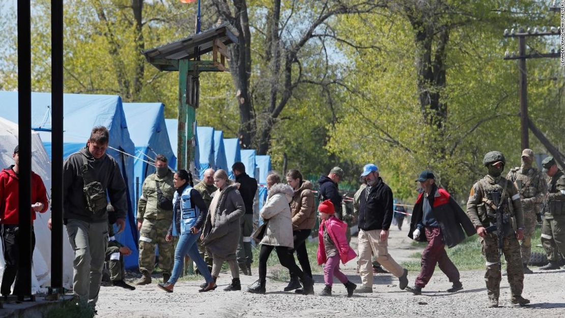 Civiles evacuados de Mariúpol llegan al campo de filtración ruso de Bezimenne, en el este de Ucrania, el 1 de mayo de 2022.