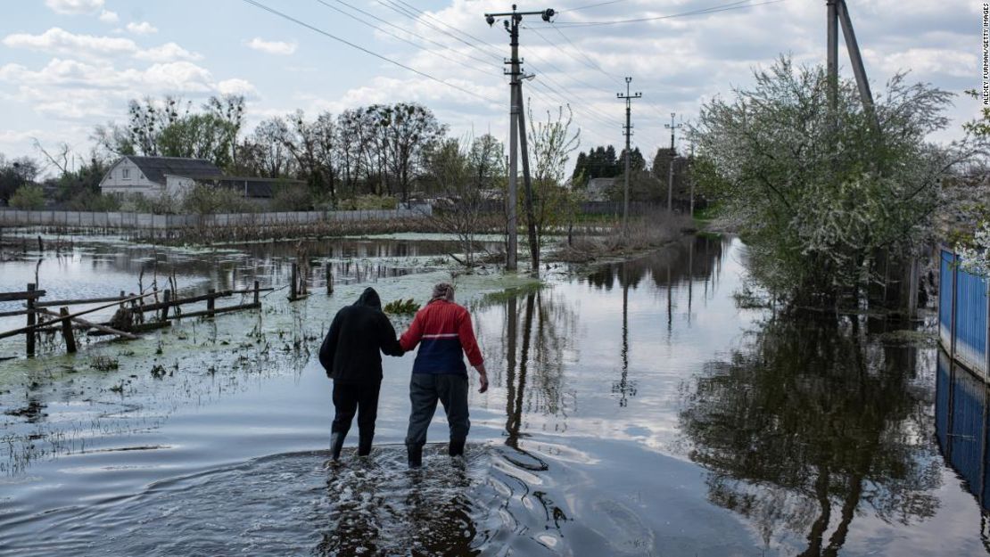 Para mantener a raya a las columnas blindadas rusas, las fuerzas ucranianas reventaron una presa cerca de Demydiv, un pueblo al norte de Kyiv.