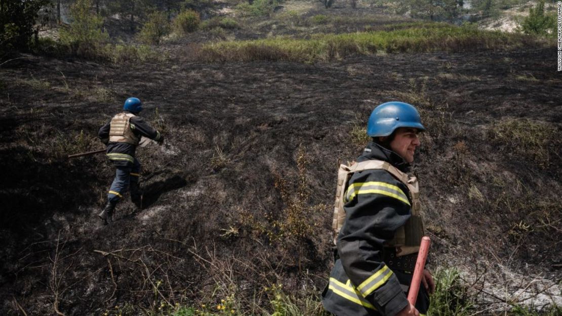 Intento ucraniano de apagar un incendio causado por un bombardeo en Sydorove, en el este de Ucrania, el 17 de mayo de 2022.