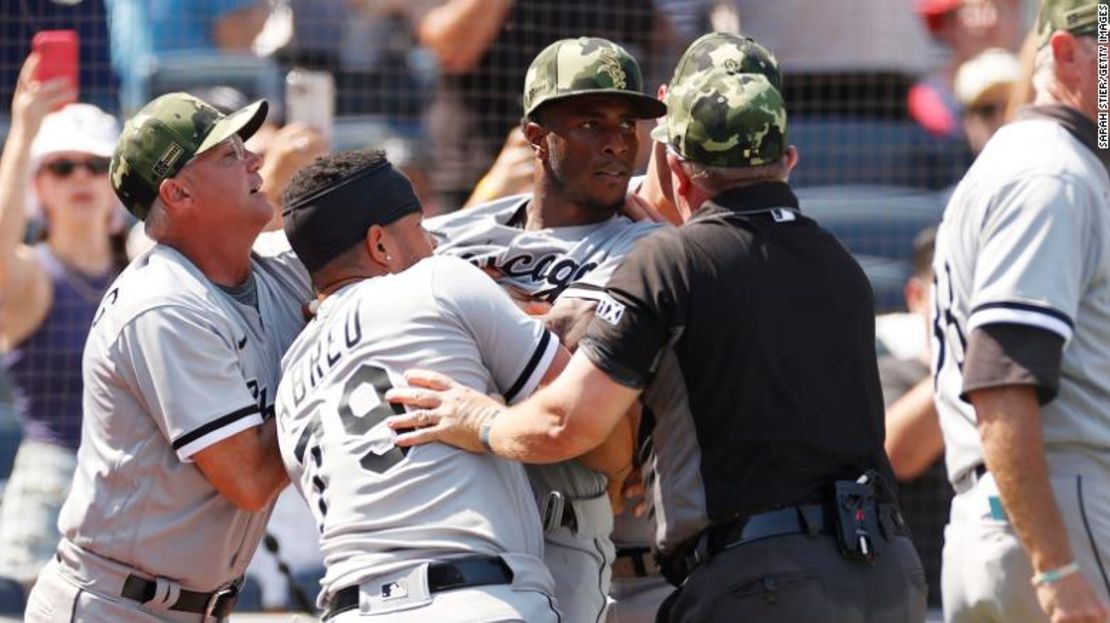 José Abreu retiene a Tim Anderson, de los White Sox de Chicago, tras una disputa en el banquillo entre Yasmani Grandal, de Chicago (no está en la foto), y Josh Donaldson, de los Yankees de Nueva York (no está en la foto), durante la quinta entrada en el Yankee Stadium el 21 de mayo de 2022.