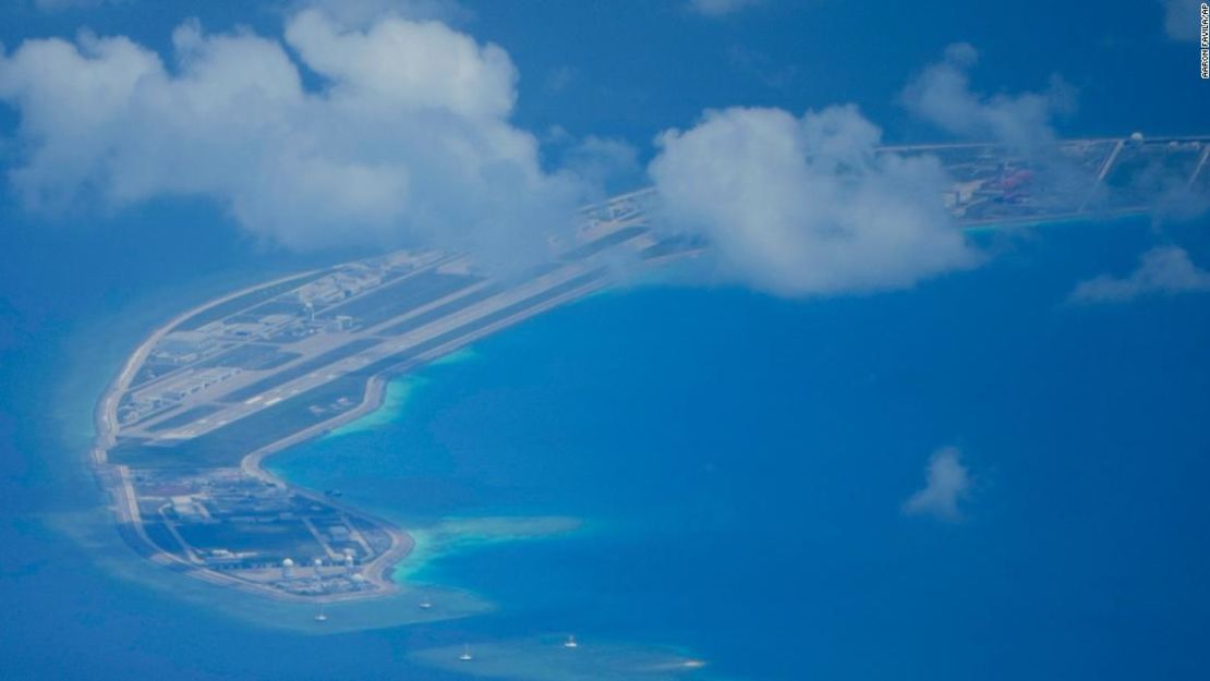 Una pista de aterrizaje china es claramente visible junto a estructuras y edificios en el disputado Arrecife Mischief, en el grupo de islas Spratly, en el mar de China Meridional, el 20 de marzo de 2022.