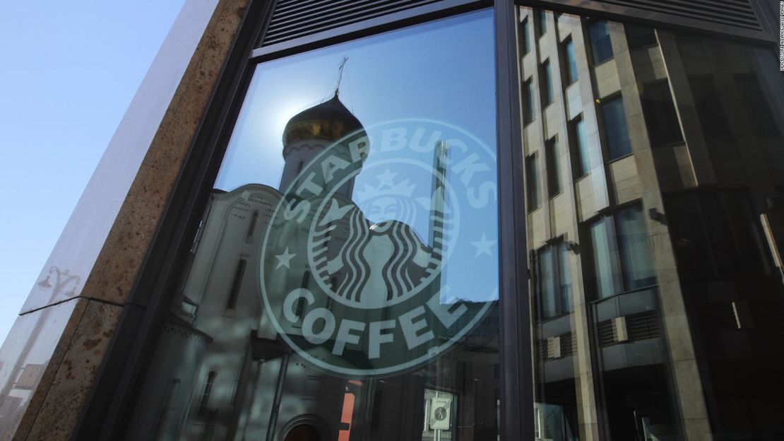 Un café Starbucks cerrado se muestra en el centro de Moscú el 18 de marzo.