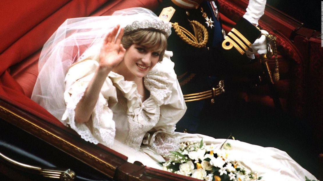 La princesa Diana luciendo la tiara Spencer en un carruaje de regreso al Palacio de Buckingham tras su boda en 1981.