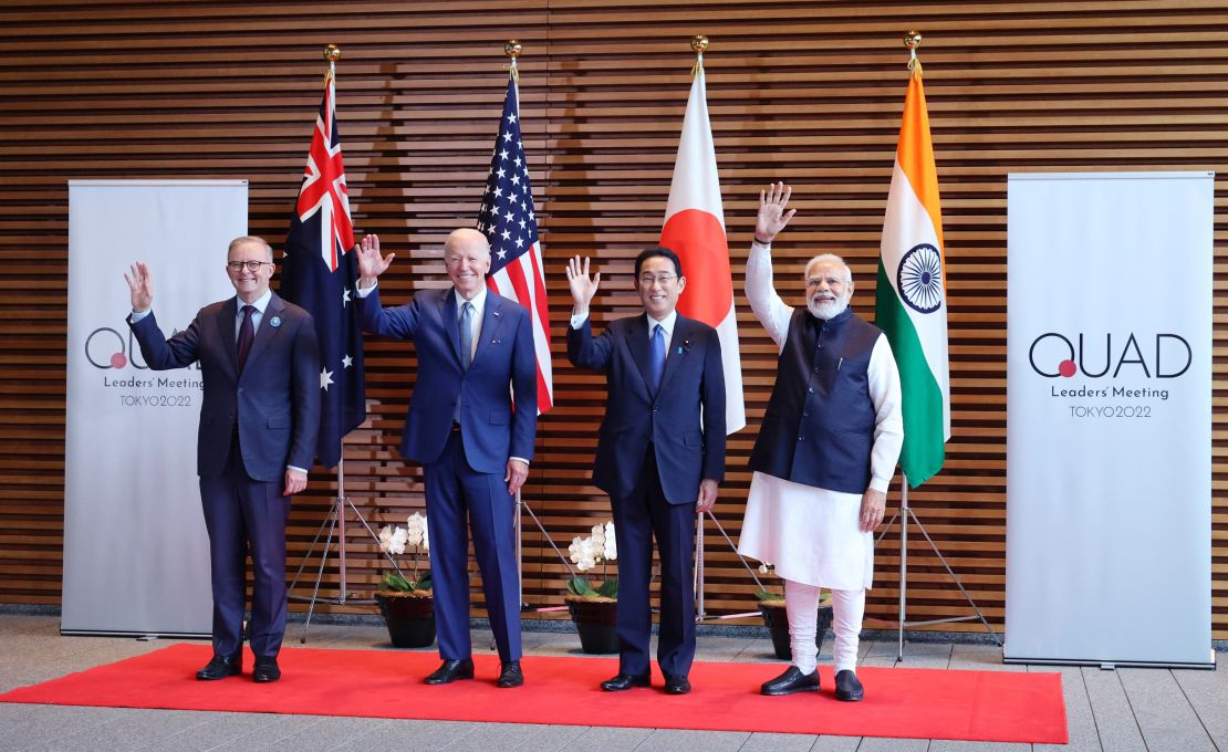 El primer ministro australiano, Anthony Albanese, el presidente estadounidense, Joe Biden, el primer ministro japonés, Fumio Kishida, y el primer ministro indio, Narendra Modi, posan para una foto antes de la reunión de los líderes de la QUAD en la oficina del primer ministro en Tokio el 24 de mayo.