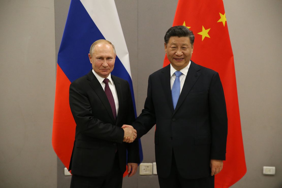 El presidente de Rusia, Vladimir Putin, a la izquierda, saluda al presidente de China, Xi Jinping, a la derecha, en una imagen de 2019.